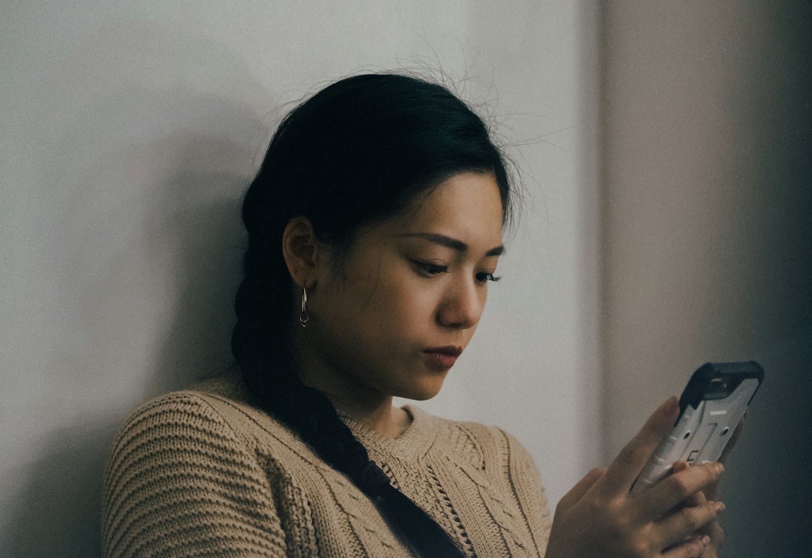 Persona preocupada revisando en el móvil una conversación sospechosa de estafa